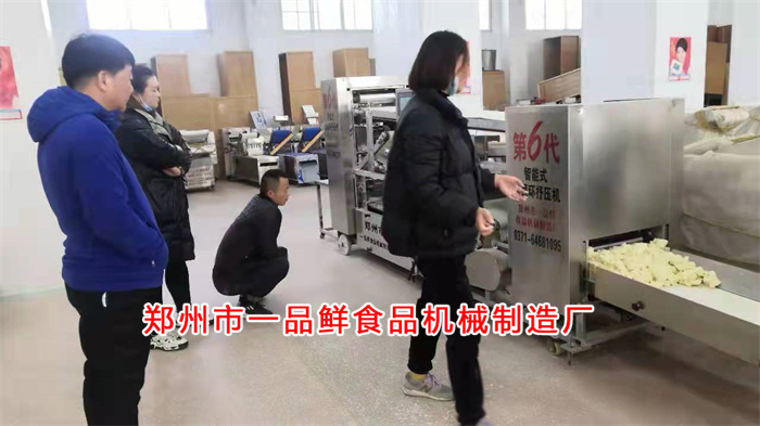 許昌客戶做燴面批發淘汰舊設備考察自動疊片燴面機(圖2) 微信圖片_20211223163547.jpg