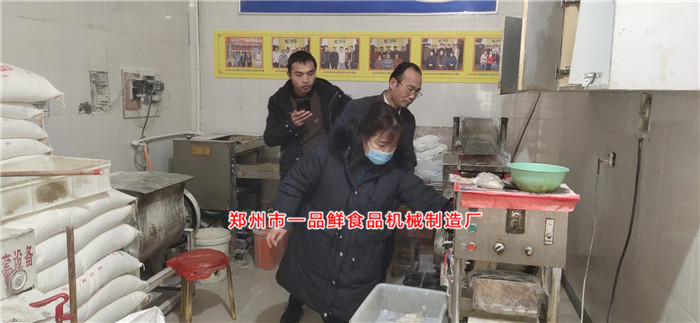 商丘客戶做面條批發考察一品鮮燴面機(圖1) 商丘客戶做面條批發考察一品鮮燴面機(圖1)