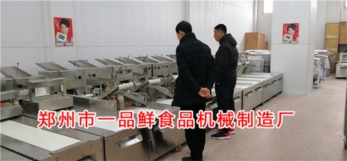 周口老客戶實地考察第六代全自動智能揉壓機(圖1) 周口老客戶實地考察第六代全自動智能揉壓機(圖1)