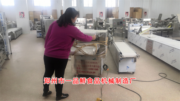 開封王先生更換燴面機(jī)選擇一品鮮350型燴面機(jī)(圖1) 開封王先生更換燴面機(jī)選擇一品鮮350型燴面機(jī)(圖1)