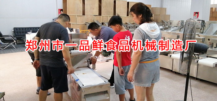 師傅演示燴面機操作 師傅演示燴面機操作