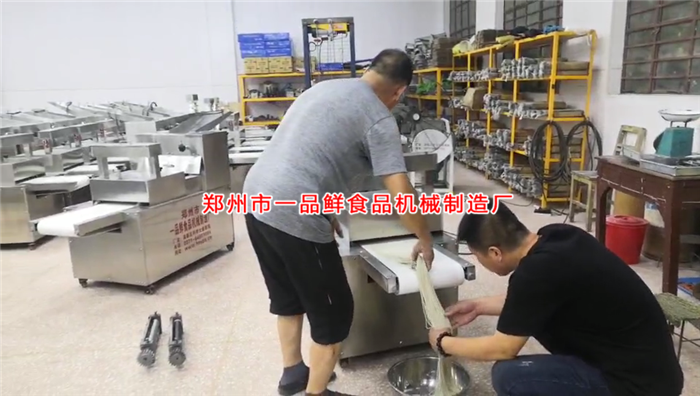 師傅演示機器操作 師傅演示機器操作