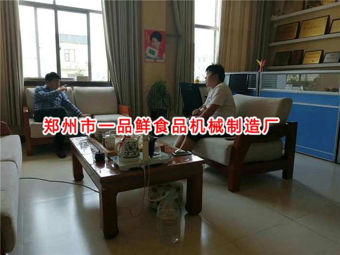 王總接待90后小伙 王總接待90后小伙