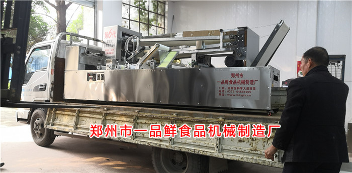 成型機(jī)設(shè)備裝車中 成型機(jī)設(shè)備裝車中