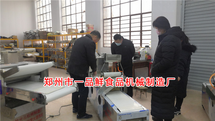 多功能手撕面機調(diào)試中 多功能手撕面機調(diào)試中