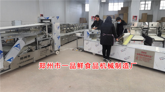 大型成型機(jī)設(shè)備開始調(diào)試 大型成型機(jī)設(shè)備開始調(diào)試