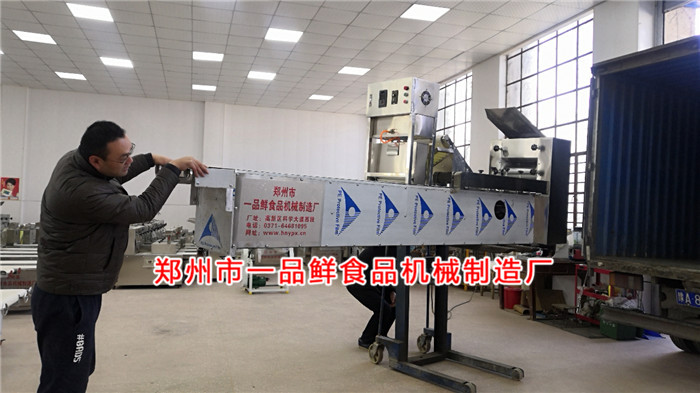 客戶開車前來拉走燴面機 客戶開車前來拉走燴面機