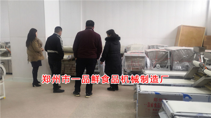 客戶考察全自動(dòng)揉壓機(jī) 客戶考察全自動(dòng)揉壓機(jī)