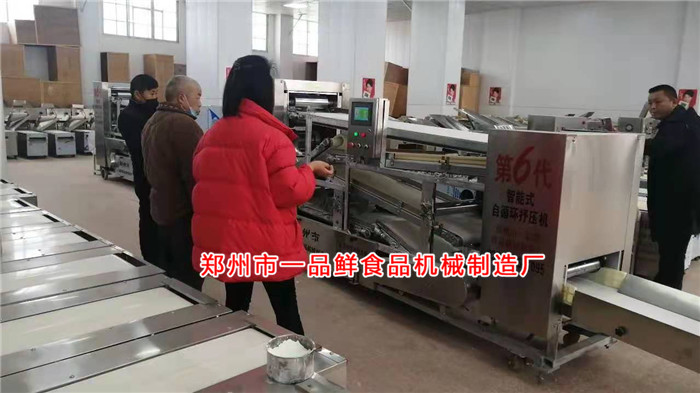 自循環(huán)揉壓機(jī)演示工作中 自循環(huán)揉壓機(jī)演示工作中