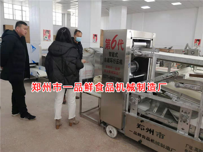 客戶考察智能式自循環(huán)揉壓機(jī) 客戶考察智能式自循環(huán)揉壓機(jī)