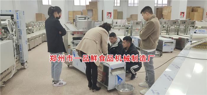 客戶訂購(gòu)的燴面機(jī)開始調(diào)試 客戶訂購(gòu)的燴面機(jī)開始調(diào)試