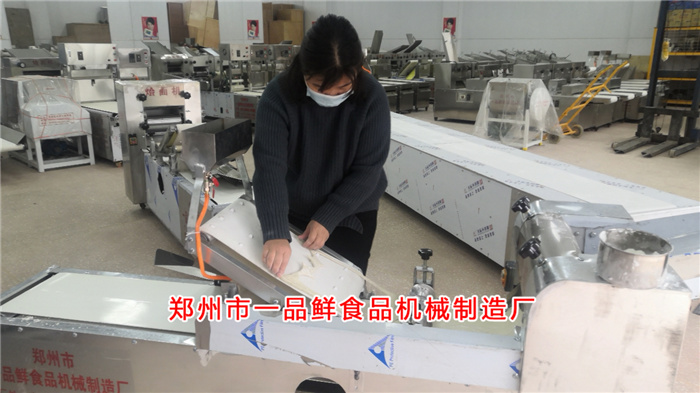 客服認真調試客戶訂購燴面機 客服認真調試客戶訂購燴面機