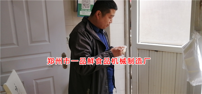 客戶在實體店面品嘗面食口感 客戶在實體店面品嘗面食口感