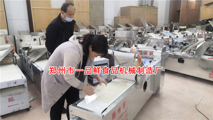 另一客戶參觀燴面機調試 另一客戶參觀燴面機調試