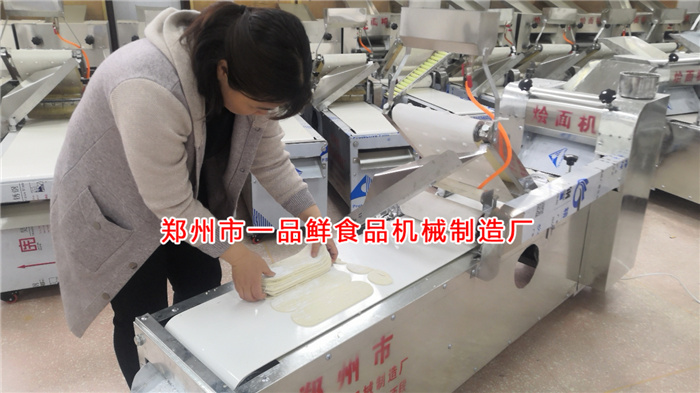 燴面館老板訂購燴面機調試中 燴面館老板訂購燴面機調試中