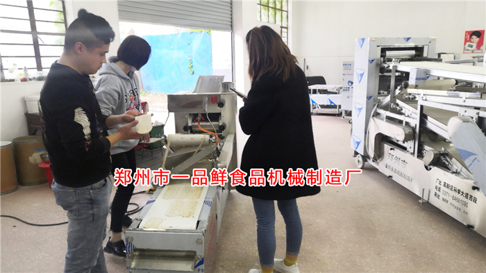 客服為客戶調(diào)試燴面機 客服為客戶調(diào)試燴面機