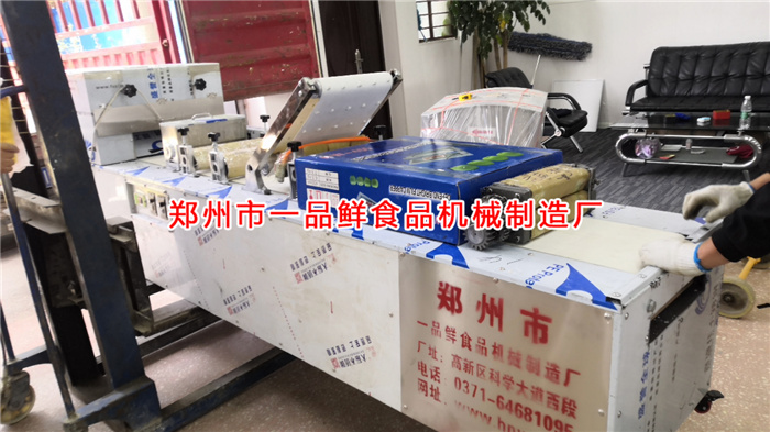 多功能成型機(jī)設(shè)備裝車中 多功能成型機(jī)設(shè)備裝車中