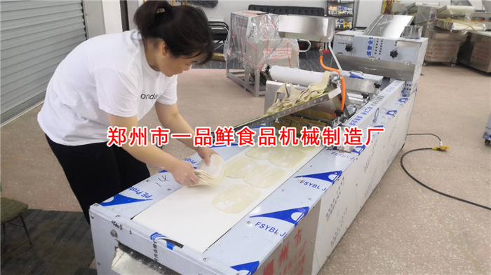 工作人員對客戶訂購設(shè)備進(jìn)行調(diào)試生產(chǎn) 工作人員對客戶訂購設(shè)備進(jìn)行調(diào)試生產(chǎn)