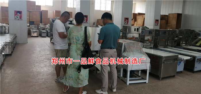 四川老客戶(hù)考察燴面機(jī)流水線(xiàn) 四川老客戶(hù)考察燴面機(jī)流水線(xiàn)