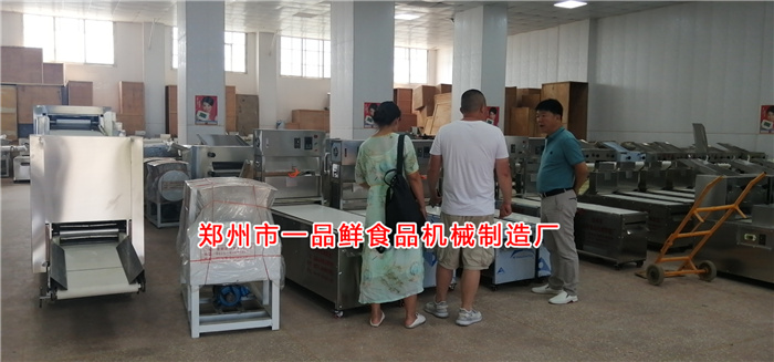 四川老客戶(hù)考察燴面機(jī)流水線(xiàn) 四川老客戶(hù)考察燴面機(jī)流水線(xiàn)