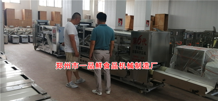 客戶(hù)考察大型自循環(huán)揉壓機(jī) 客戶(hù)考察大型自循環(huán)揉壓機(jī)