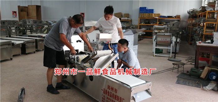 師傅講解設備操作技巧 師傅講解設備操作技巧