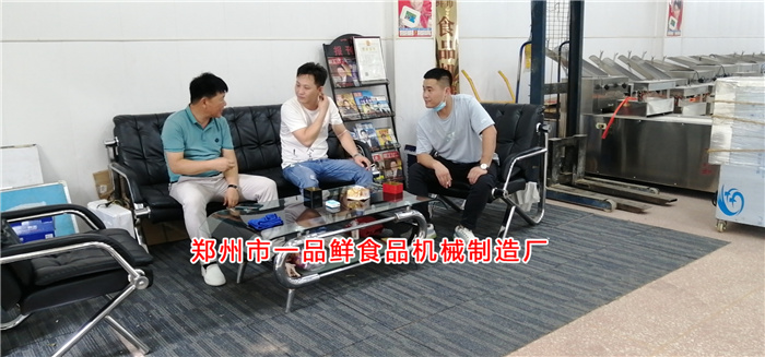 客戶與王總商討定制設備事宜 客戶與王總商討定制設備事宜