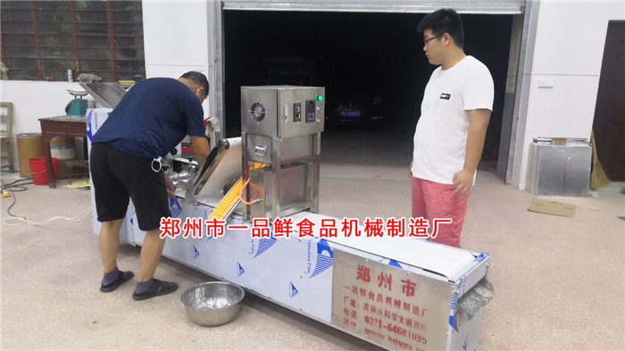 新鄭客戶定購的燴面機生產調試中 新鄭客戶定購的燴面機生產調試中